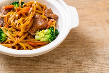 domuz ve sebze ile kızarmış erişte