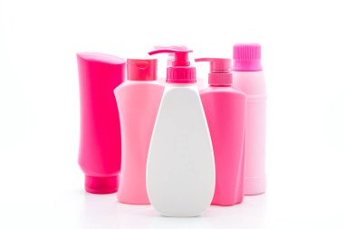Beyaz arka plan üzerinde şampuan veya saç kremi şişe