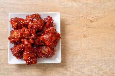 Baharatlı soslu kızarmış tavuk 