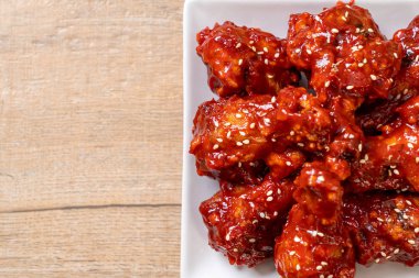 Baharatlı soslu kızarmış tavuk 