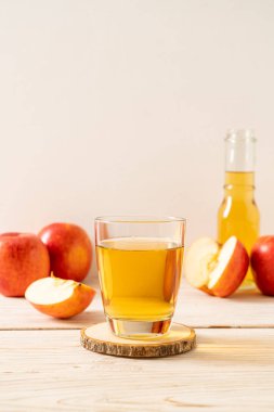 Kırmızı elma meyvesi ile elma suyu