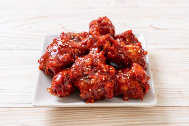 Baharatlı soslu kızarmış tavuk 