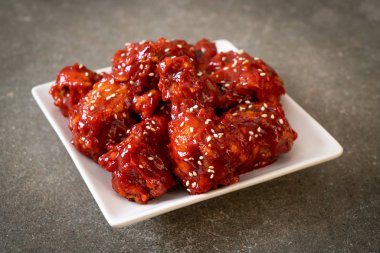 Baharatlı soslu kızarmış tavuk 