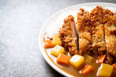 Çıtır çıtır kızarmış domuz pirzola köri ve pilav ile 