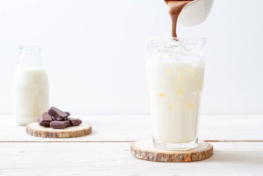 Buzlu çikolata milkshake içecek