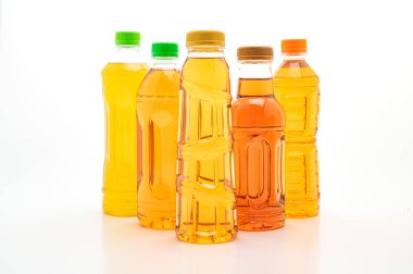 şişe buzlu çay ve yeşil çay beyaz arka plan üzerinde