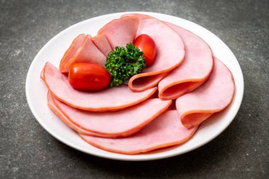 dilimlenmiş jambon füme
