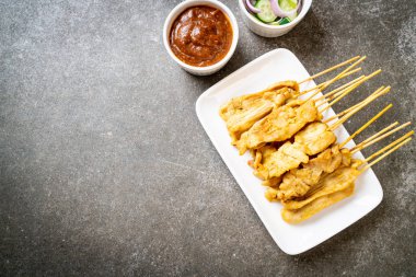 Domuz Satay-ızgara domuz fıstığı sosu veya tatlı ile servis ve 