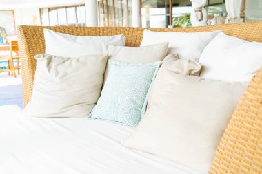 veranda sandalyesinde rahat yastık