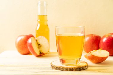 Kırmızı elma meyvesi ile elma suyu