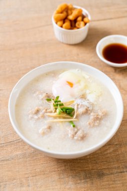 kase kıyılmış domuz eti ile pirinç çorbası 