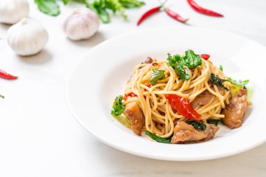 tavuk ve fesleğen ile karıştırın-kızarmış spagetti