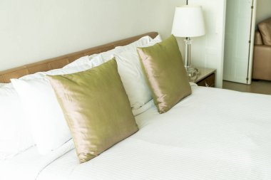 Yatak odasının iç tarafında yastık ve yatak dekorasyonu.