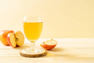 Kırmızı elma meyvesi ile elma suyu