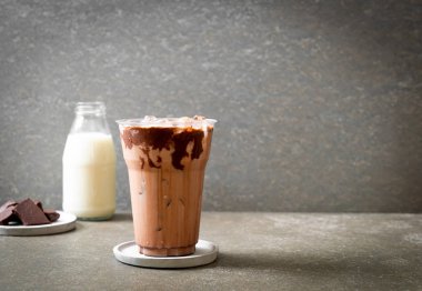 Buzlu çikolata milkshake içecek