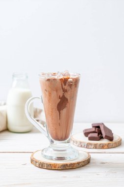 Buzlu çikolata milkshake içecek