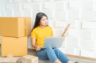 Genç Asya iş başlangıç yukarı online satıcı sahibi kullanarak bilgisayar