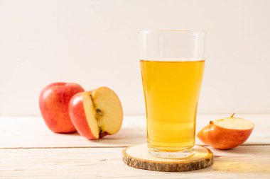 Kırmızı elma meyvesi ile elma suyu