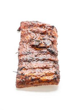 Izgara Barbekü kaburga domuz üzerinde beyaz izole