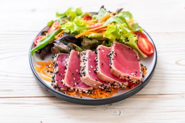 Taze orkinos sebze salata ile ham