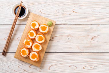 mayonez ve karides yumurta ile taze somon suşi rulo