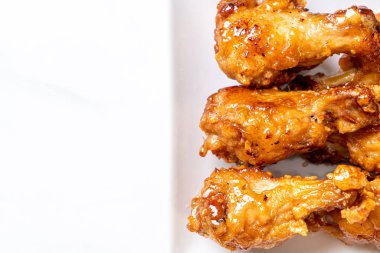 Soslu kızarmış tavuk.