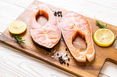 taze çiğ somon fileto biftek