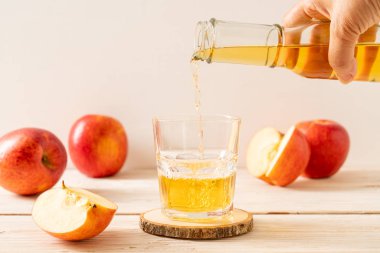 Kırmızı elma meyvesi ile elma suyu