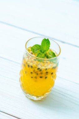 taze ve buzlu tutku meyve suyu