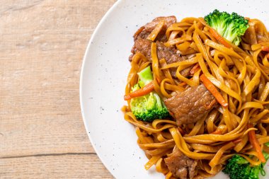 domuz ve sebze ile kızarmış erişte