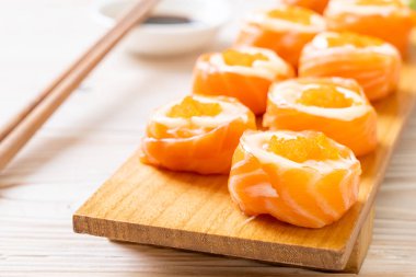 mayonez ve karides yumurta ile taze somon suşi rulo