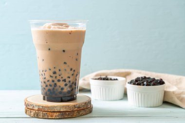 Kabarcıklar ile Tayvan süt çayı