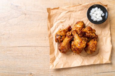 Soslu kızarmış tavuk.