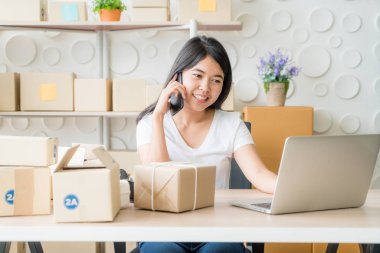 Laptop ve Pho internet kullanırken Asya kadın zevk kendini