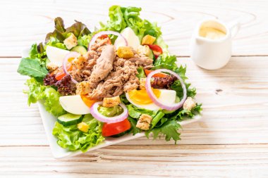 Sebze salatası ve yumurta ile tuna