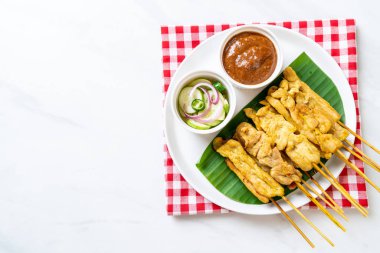 Domuz Satay-ızgara domuz fıstığı sosu veya tatlı ile servis ve 