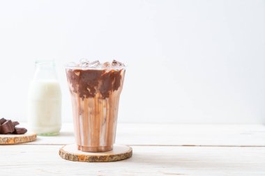 Buzlu çikolata milkshake içecek