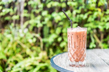 Masanın üzerine çikolatalı buzlu cam