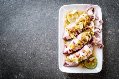 Baharatlı Chili ve limon sosu ile buharda squids