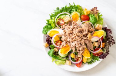 Sebze salatası ve yumurta ile tuna