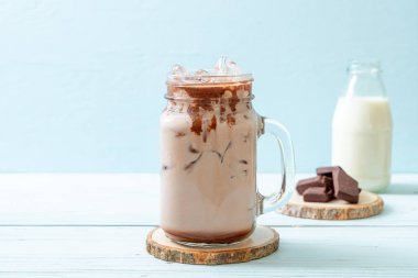 Buzlu çikolata milkshake içecek