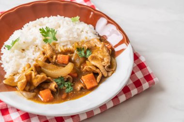 Japon köri pirinç dilimlenmiş domuz eti, havuç ve soğan ile