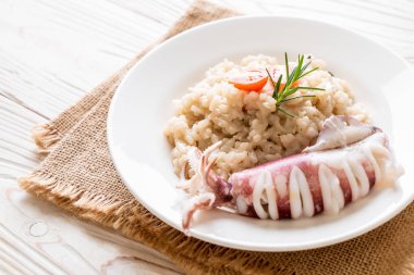 Kalamarlar veya ahtapot risotto