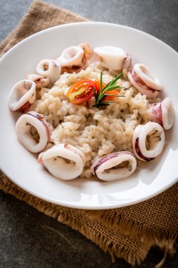 Kalamarlar veya ahtapot risotto
