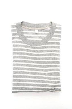 Beyaz arka planda katlanmış çizgili t-shirt