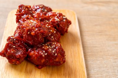 Baharatlı soslu kızarmış tavuk 