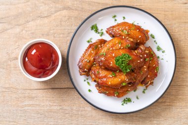 Barbekü tavuk kanatları beyaz susam ile