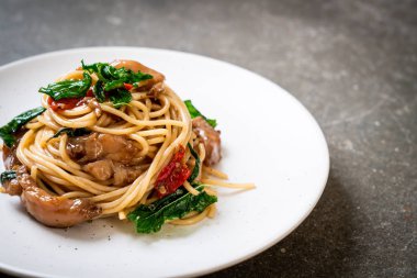 tavuk ve fesleğen ile karıştırın-kızarmış spagetti