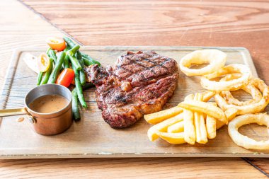 sebze ve patates kızartması ile Orta nadir Sığır biftek