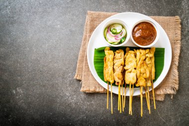 Domuz Satay-ızgara domuz fıstığı sosu veya tatlı ile servis ve 